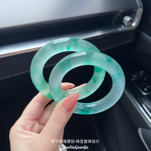 高冰独龙玉飘花手镯高品质翡翠色