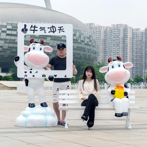 户外卡通发光奶牛玻璃钢云朵雕塑