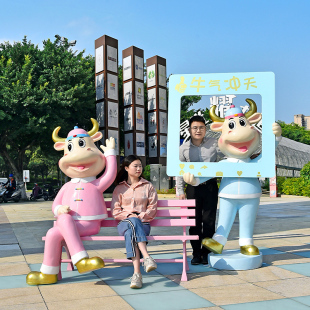 牛年卡通玻璃钢牛雕塑户外公园景观装饰大型商场广场美陈拍照摆件