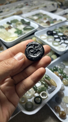 天然和田玉仿古双面墨玉龙牌貔貅吊坠挂件手机坠包挂毛衣链提溜