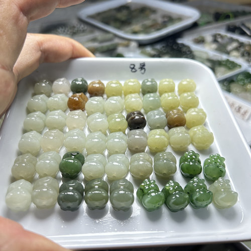 天然和田玉趴趴猫咪可爱无相猫咪吊坠挂件滴流diy礼物节日送女友