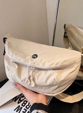 日系超轻防水斜挎包牛津布男女通用百搭单肩尼龙轻便实用马鞍胸包