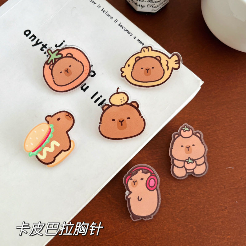 可爱卡通胸针卡皮巴拉INS别针亚克力徽章背包挂件饰品摆地摊