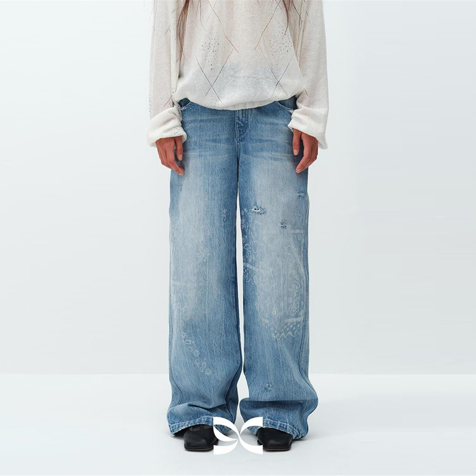 拔印花朵修身直筒牛仔裤