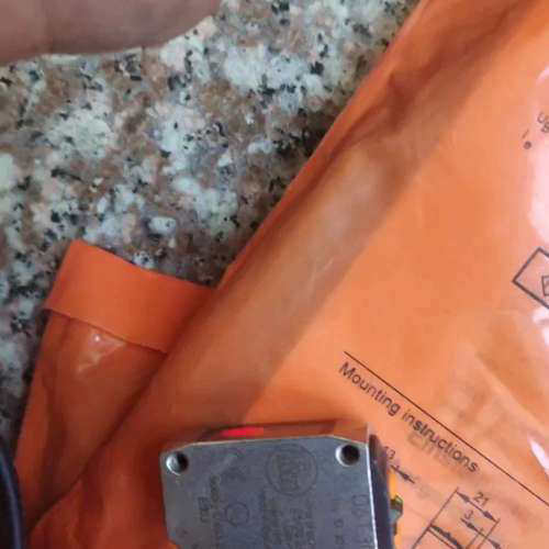 易福门IFM O6T304   光电传感器的3条1条没有