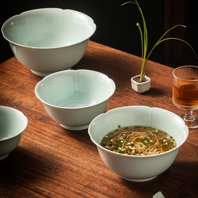 景德镇仿宋天青荷花葵口陶瓷面碗