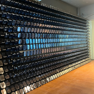 公共空间互动艺术装置商业机械翻转矩阵屏三面旋转幕墙动态雕塑展