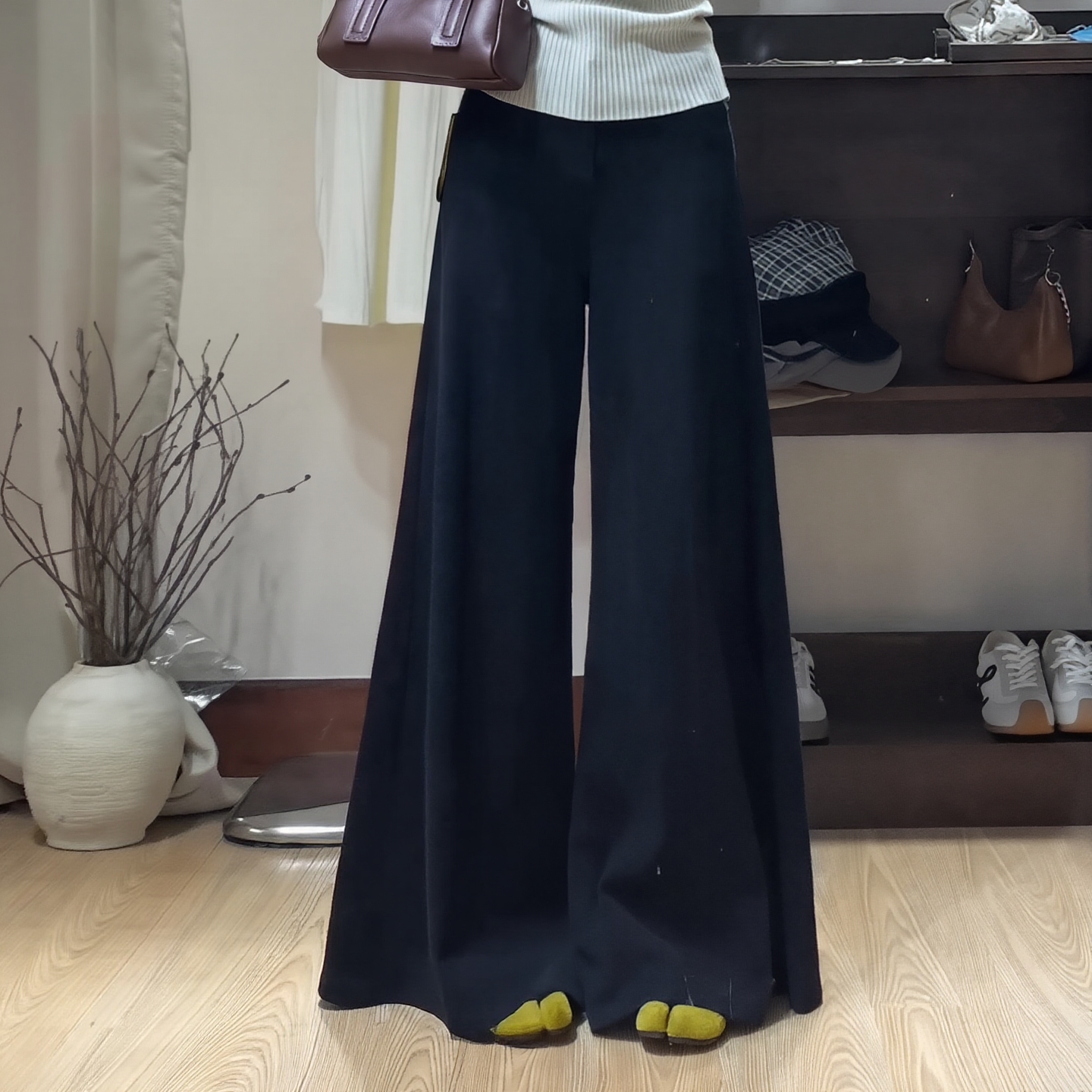 黑色加绒阔腿裤女冬季2025新款超火垂感显瘦不贴腿拖地休闲喇叭裤