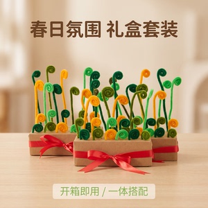 卷芽呐春搭配红丝带盒点缀花艺
