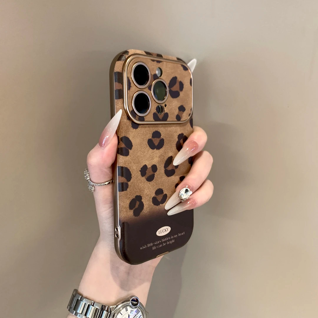 适用苹果17promax新款手机壳秋冬16pro女新款15promax全包镜头14pro高级感小众13翻毛皮12彩绘不撞款保护套外