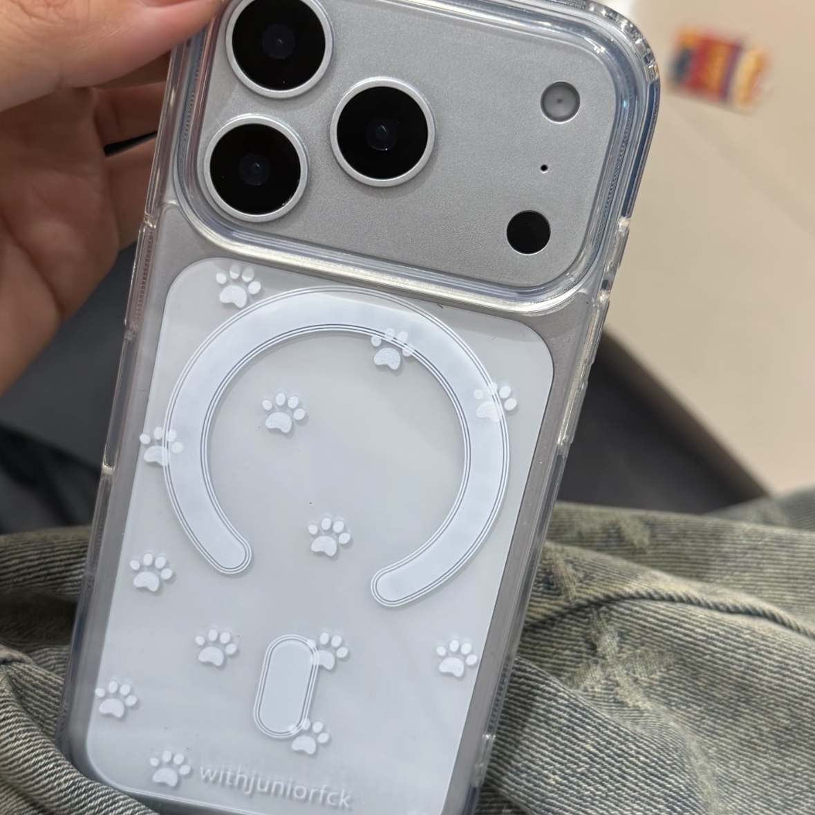 适用苹果17ProMax手机壳满屏可爱熊掌彩绘iPhone16pro新简约亚克力磁吸15pm硬壳软边14全包防摔13p小众保护套