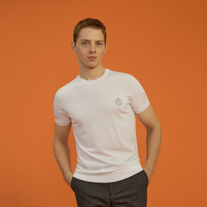 常规圆领短袖针织衫，弹力舒适，点缀日常