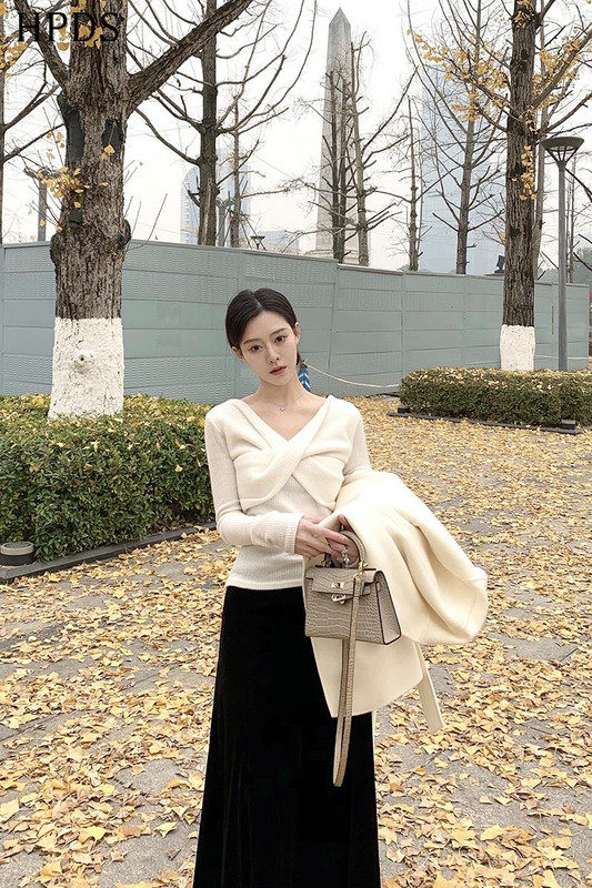 【新品】袁嘉宜 温柔等候 针织衫女春秋内搭洋气长袖交叉毛衣女设