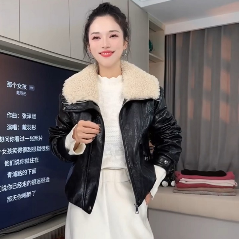 秋冬加绒加厚新款大翻领皮衣短外套女保暖时尚减龄酷飒机车夹克潮