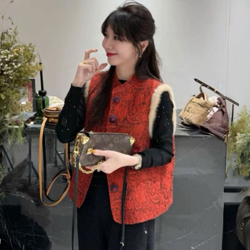 2025年秋冬季新年红水貂毛浮雕刺绣马夹新中式单排扣加厚马甲女装