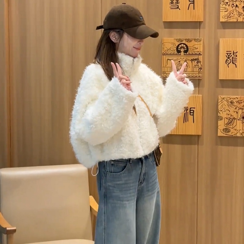 2025冬季新款羊羔毛皮毛一体短款外套女简约百搭羊剪绒小个子上衣