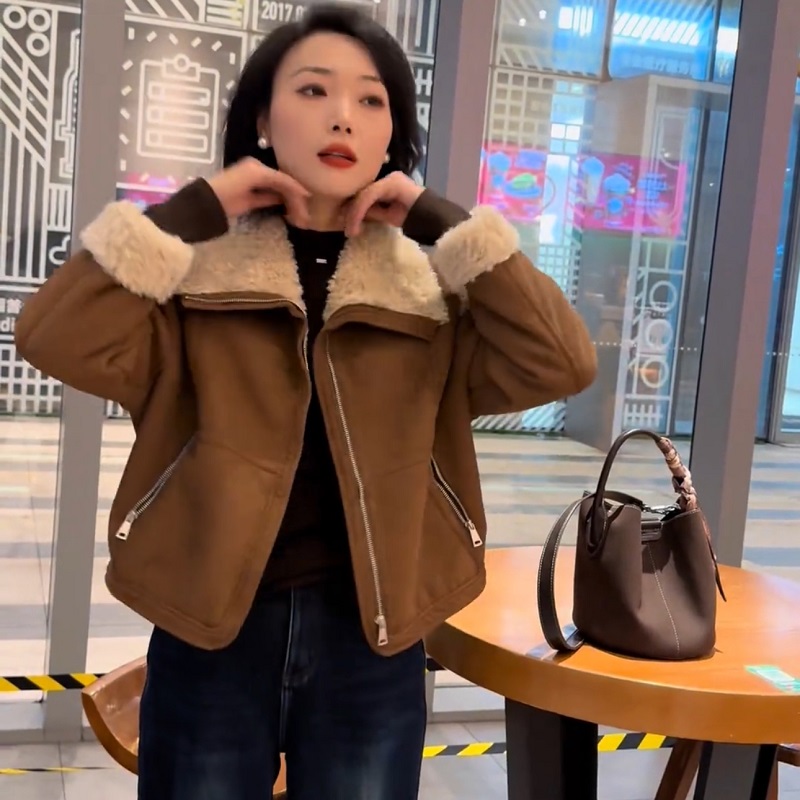 高级感2025秋冬新款翻领加绒短外套女加厚保暖百搭PU皮夹克上衣潮