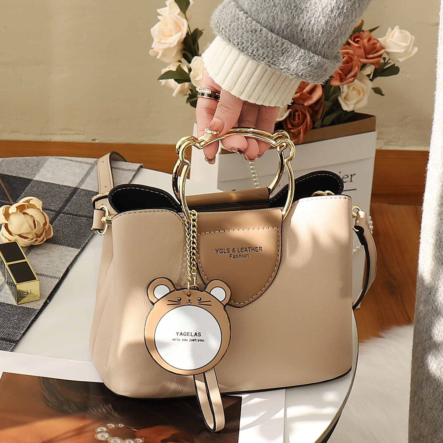 手提包女2026新款高级感文艺风卡通老鼠挂件女士包百搭通勤斜挎包