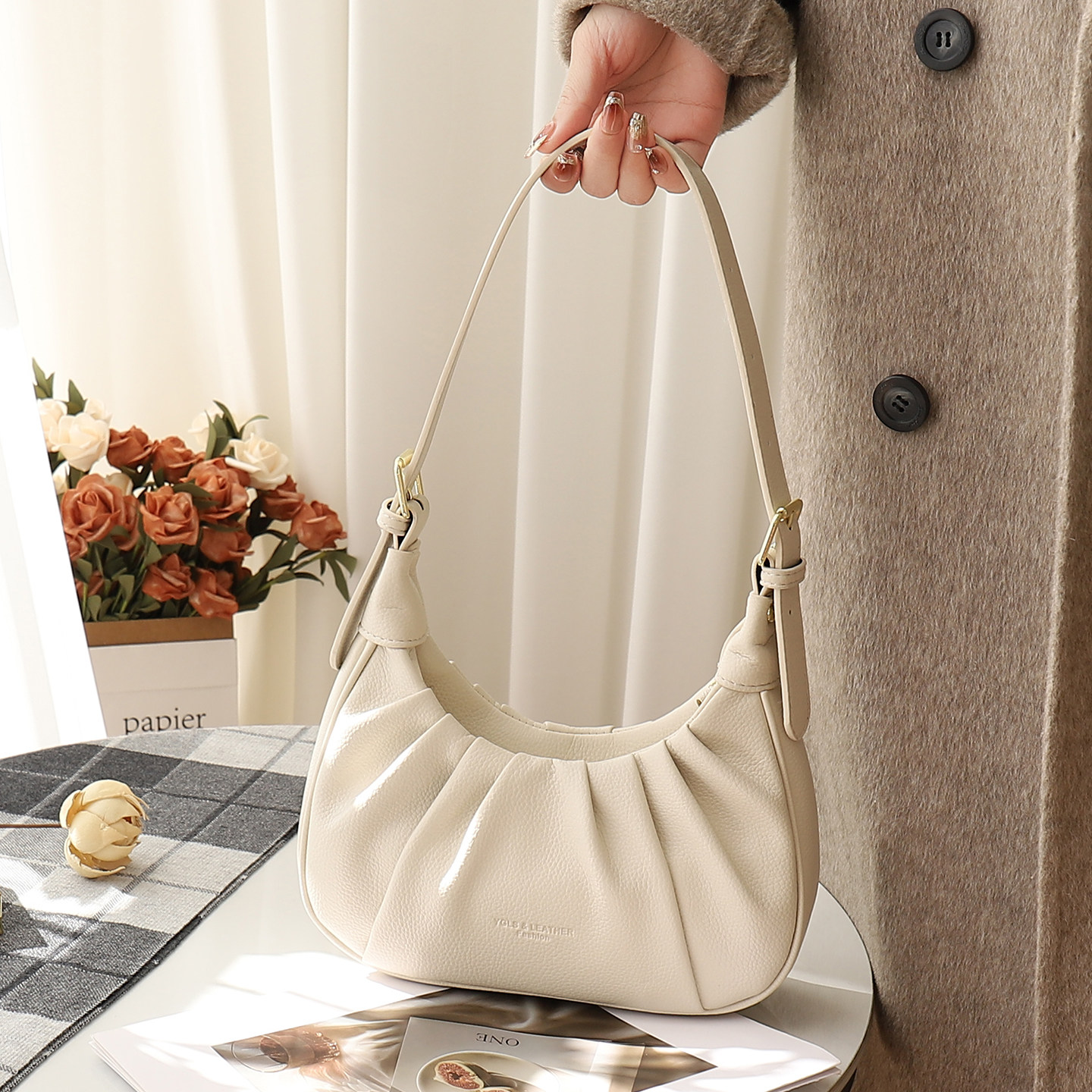 腋下包包女式2026新款春夏软皮白色云朵包高级小众褶皱单肩斜挎包