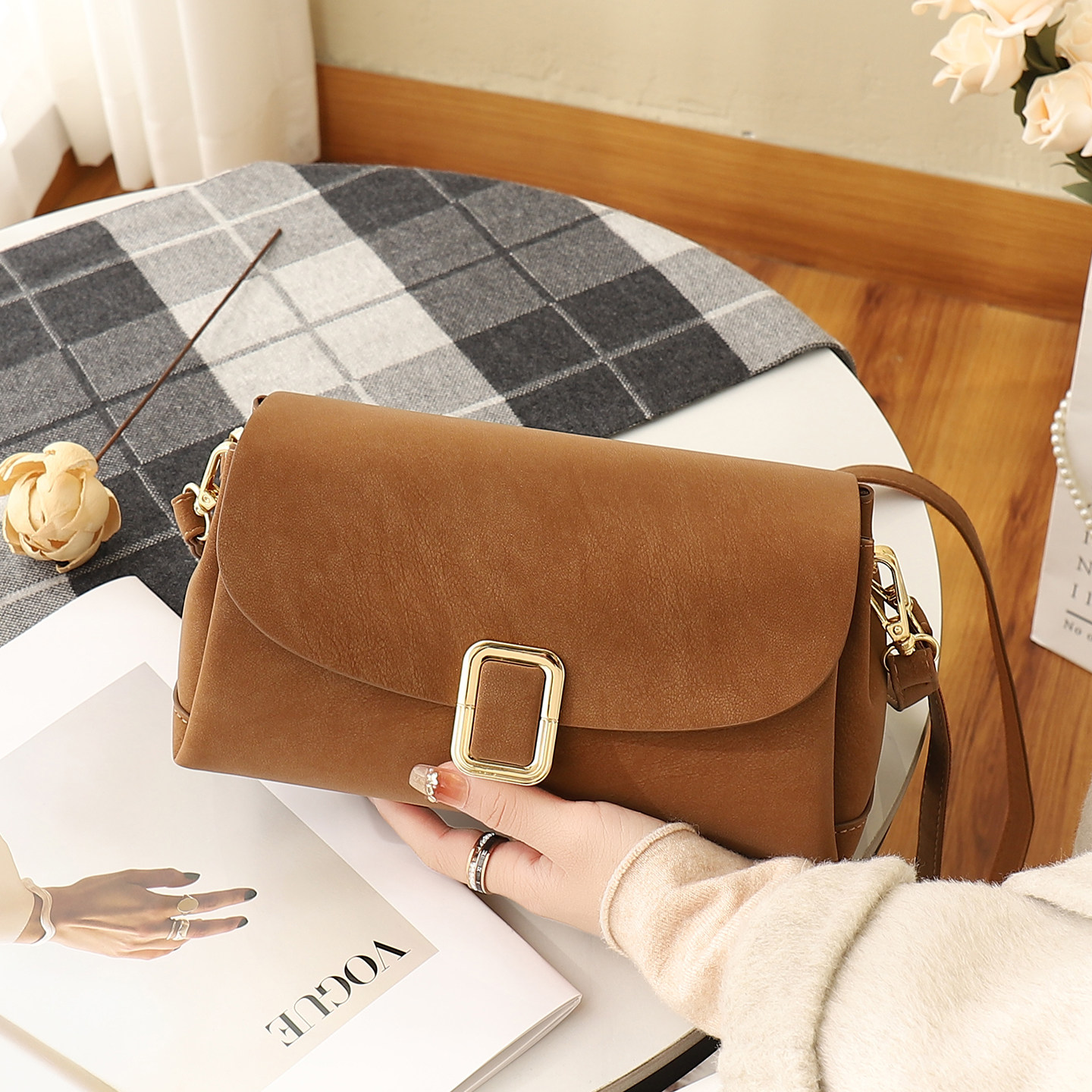 包包女式2026新款复古磨砂斜挎小包四季通用枕头包百搭通勤斜挎包