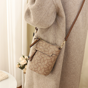 超火精致斜挎小包包高级感轻奢小众复古迷你水桶包实用百搭手机包