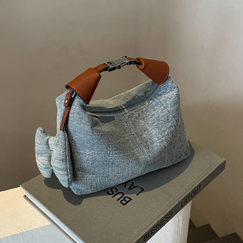 牛仔布包女枕头包2026新款斜挎包