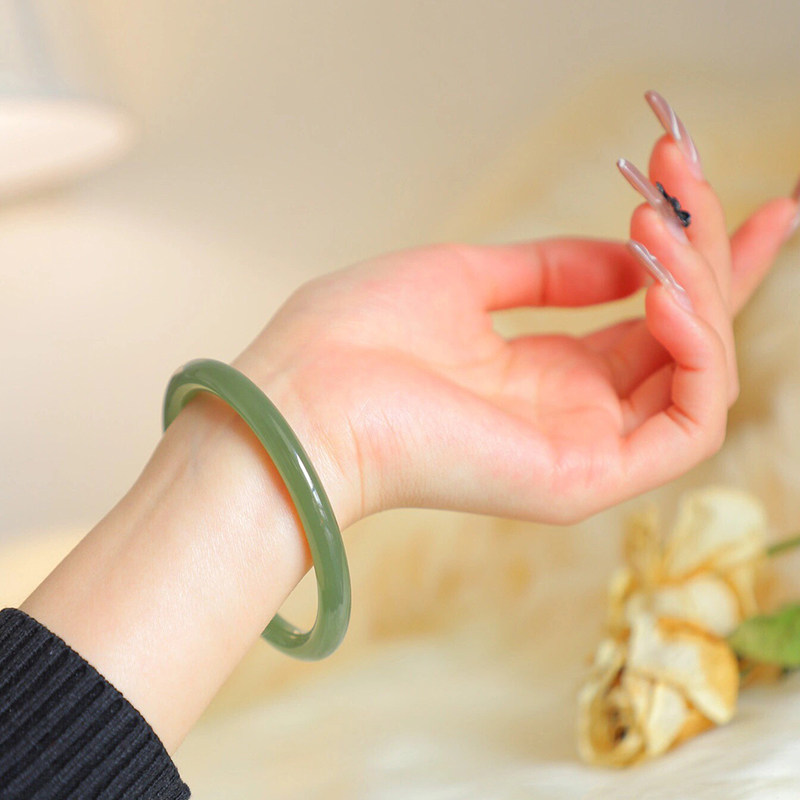 2023新款新疆和田玉湖水绿细镯时尚简约旺夫镯年轻款美人镯送女友