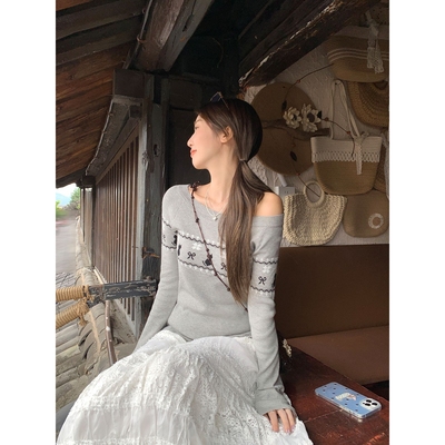 灰色一字斜肩蝴蝶结刺绣长袖针织衫女秋季新款韩系甜辣露肩上衣