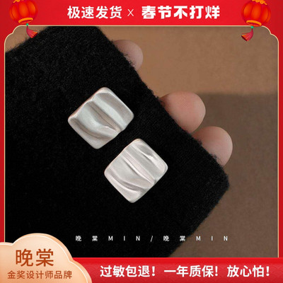 印象花园简约方形褶皱金属片耳钉
