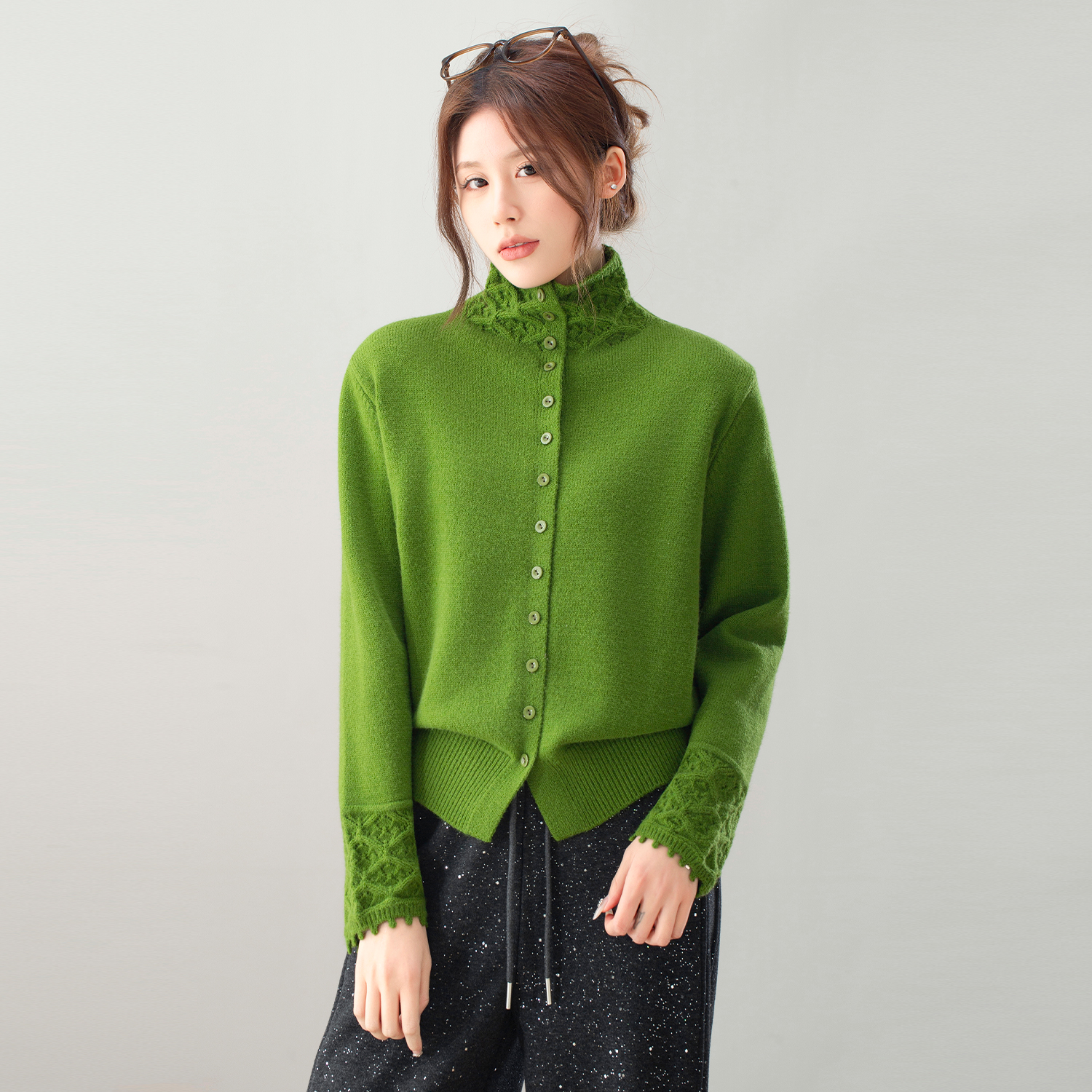 极简风绿色高领纽扣针织开衫女秋冬季2025新款通勤毛衫老钱风外套