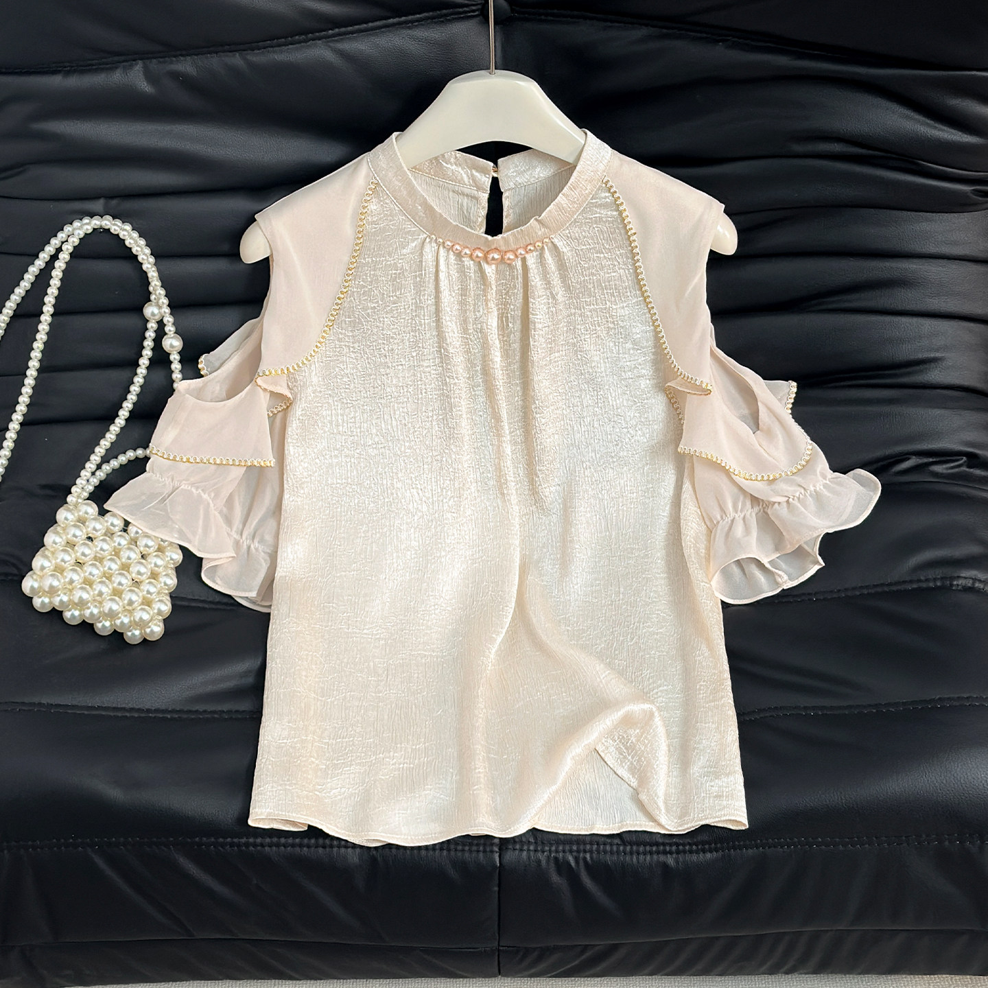 法式温柔风露肩荷叶边短袖雪纺衫女夏季2026新款钉珠显瘦洋气上衣