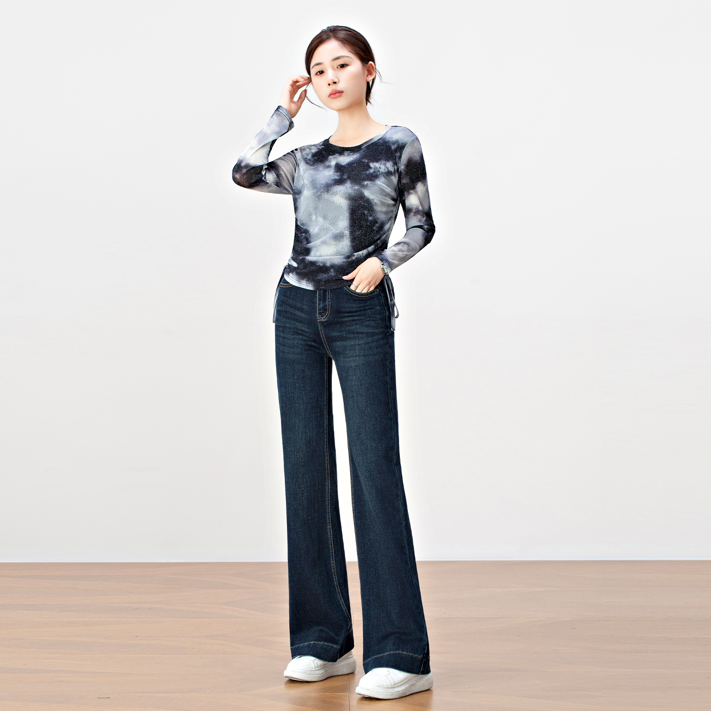 扎染短款收腰t恤牛仔裤套装女秋季2025年新款气质显瘦穿搭一整套