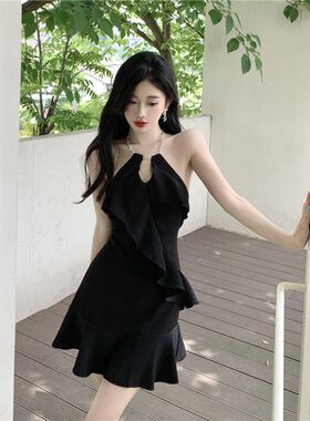 赫本风链条挂脖吊带连衣裙女装2024夏季新款露肩荷叶边无袖短裙子