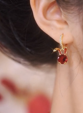 高级感轻奢萌兔年耳扣小众设计锆石耳饰时尚气质新年红色兔子耳环