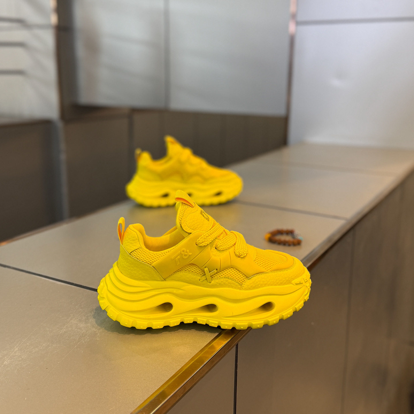 流行男鞋鞋子2026年休闲鞋高级感轻奢炸街设计感小众厚底男士