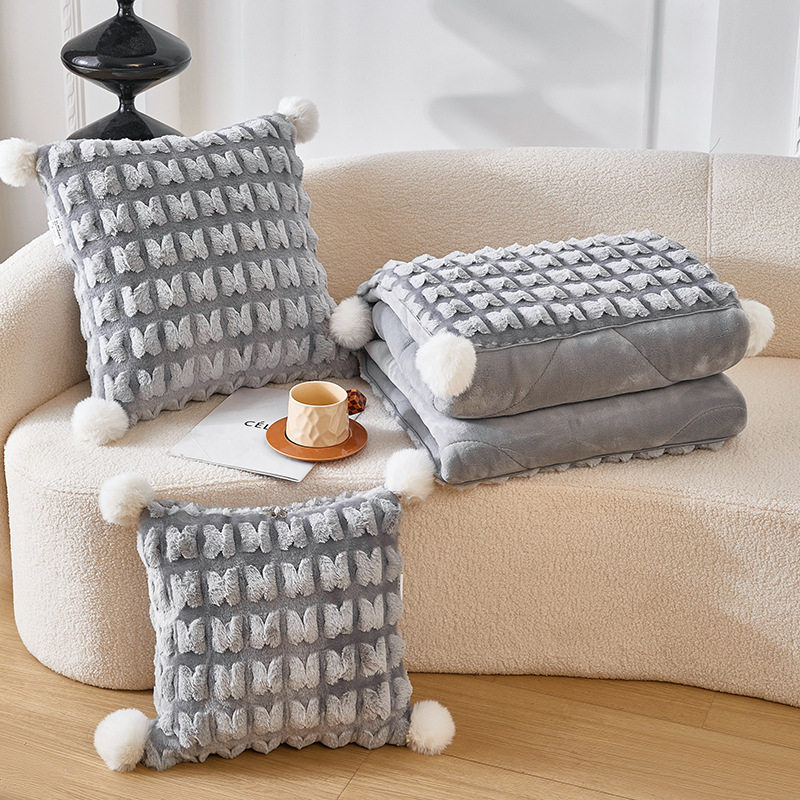 新款秋冬仿兔毛立体剪花蝴蝶花抱枕被暖绒简约牛奶绒二合一靠垫