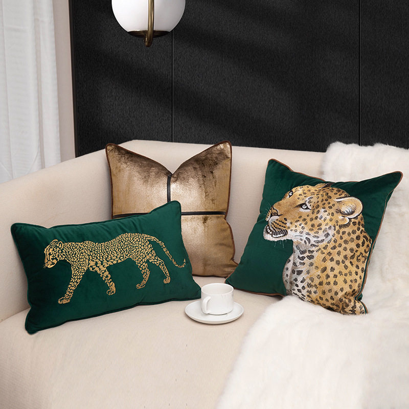 轻奢美式刺绣豹子抱枕客厅沙发烫金绒布靠垫腰枕别墅酒店床头方枕