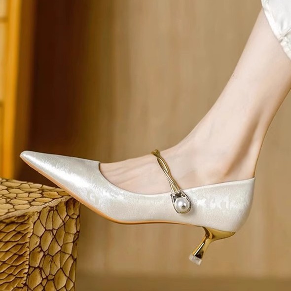 2025年春季新款米白色尖头高跟鞋珍珠扣玛丽珍细跟伴娘婚鞋单鞋女