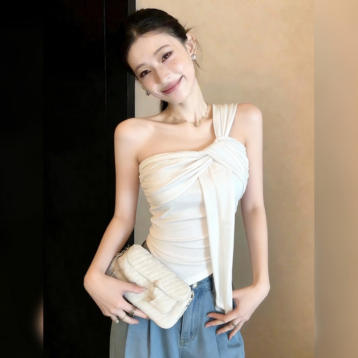 春夏新款单肩性感露肩抹胸吊带背心女设计感独特绝美修身短款上衣