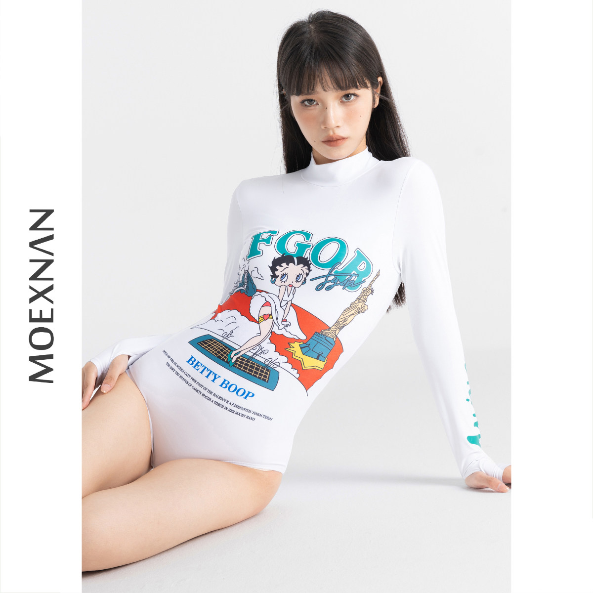 新款泳衣女长袖连体防晒遮肚显瘦学生度假保守小胸性感泡温泉泳装