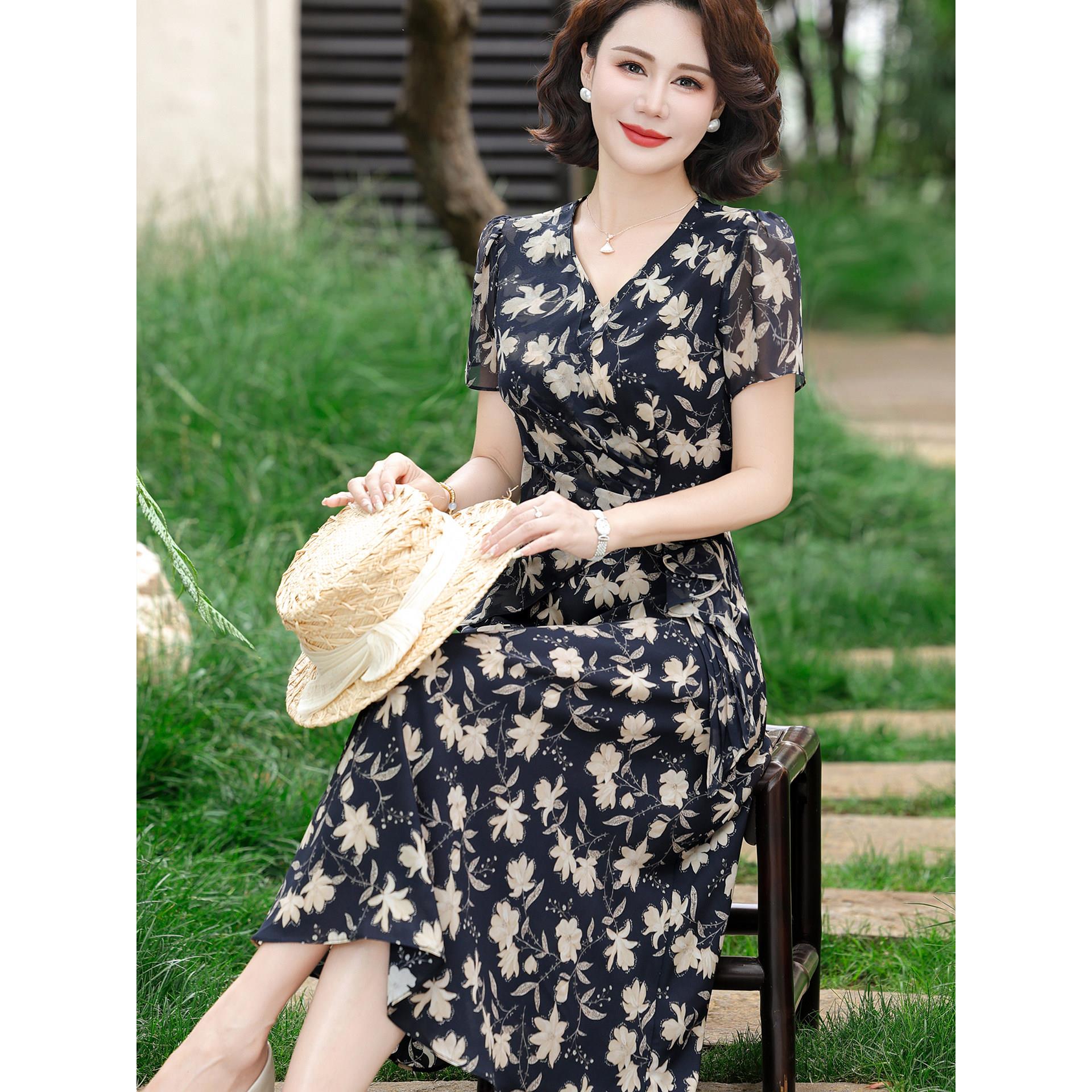 洋气妈妈装V领碎花连衣裙中老年女夏装新款气质减龄短袖雪纺长裙