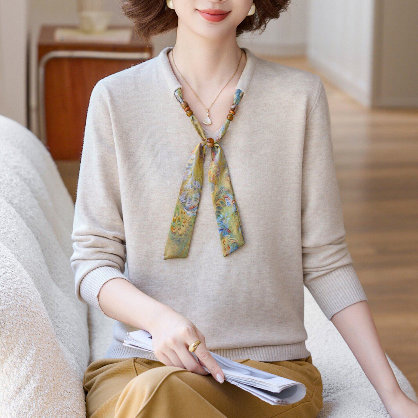洋气V领丝巾针织衫妈妈装显瘦打底上衣2026秋新款中老年女士毛衣
