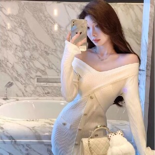 小香风一字肩交叉针织毛衣连衣裙女冬季设计感小众收腰气质短裙子