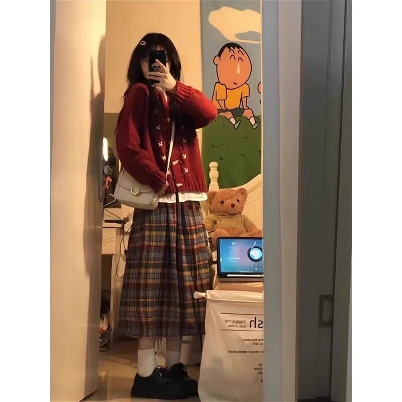 秋冬季小个子茶系穿搭红色牛角扣毛衣格子半身裙减龄慵懒两件套装