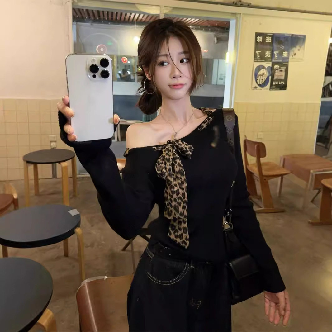 kumikumi设计感豹纹系带斜肩长袖针织衫女装早秋软糯显瘦露肩上