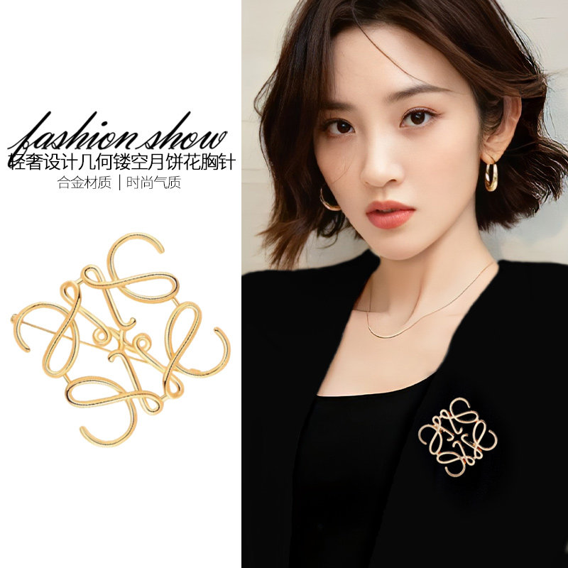 设计感镂空月饼花胸针女款奢华气质金色胸花配饰小众高档西服别针