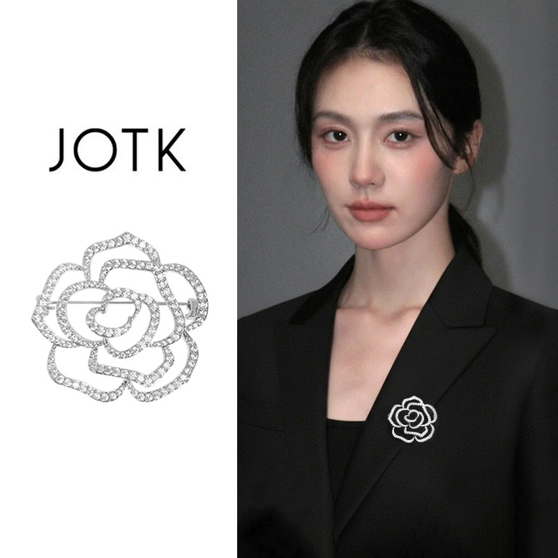 银色镂空玫瑰花胸针高级感轻奢女上档次西服别针高端精致时尚配饰
