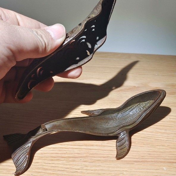 골동품 및 기타 수평 오래된 구리 고래 아로마 테라피 난로 향 버너 주조 페인트 라인 집 작은 고래 장식품