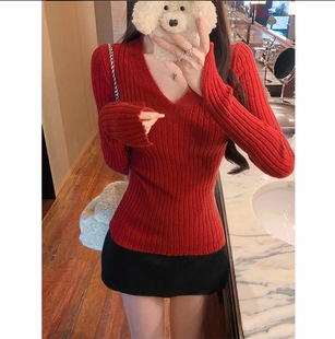红色V领针织衫女长袖秋冬新款修身毛衣慵懒风内搭羊绒打底衫上衣