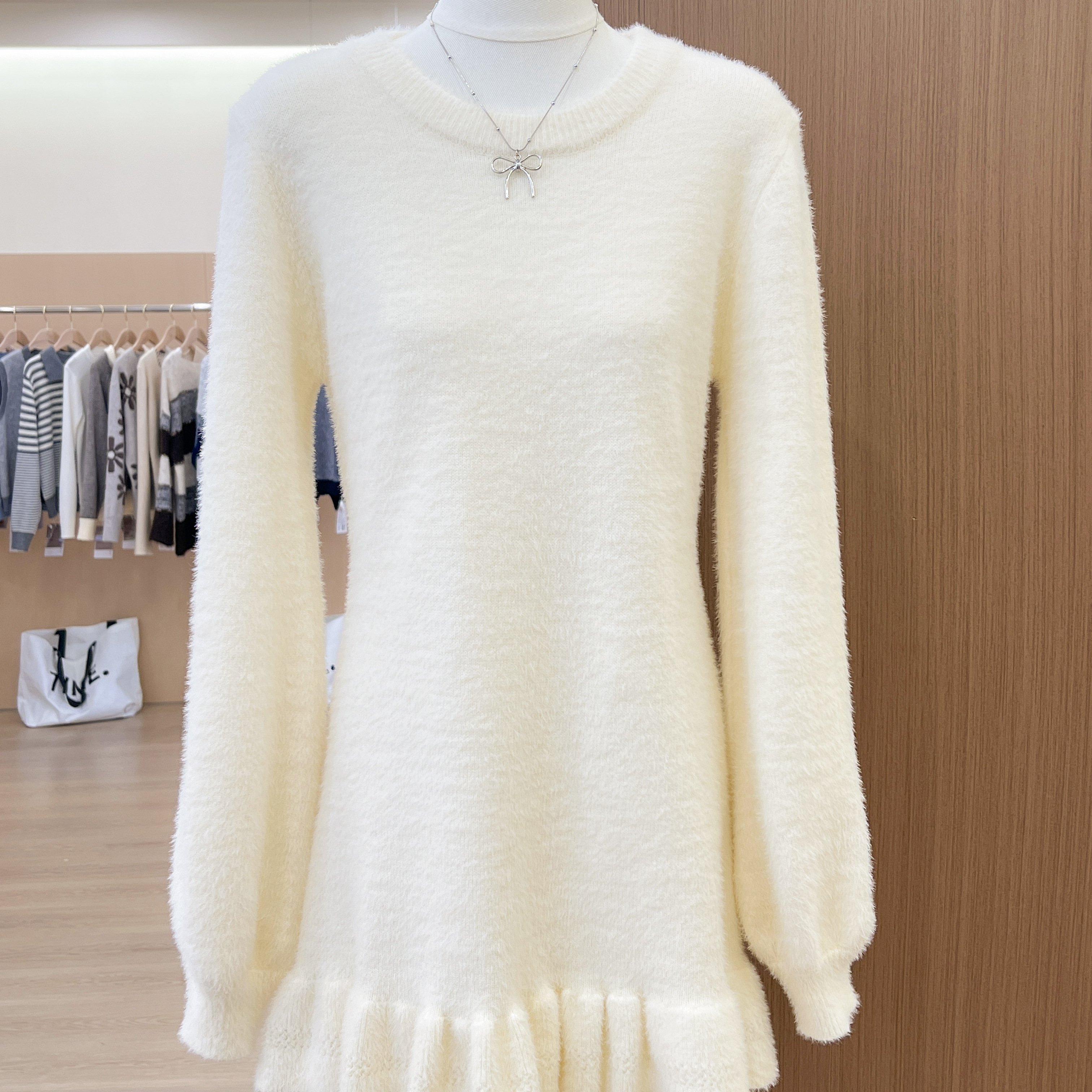 实拍法式冬装连衣裙新款白色圆领长袖荷叶边显瘦针织连衣裙女